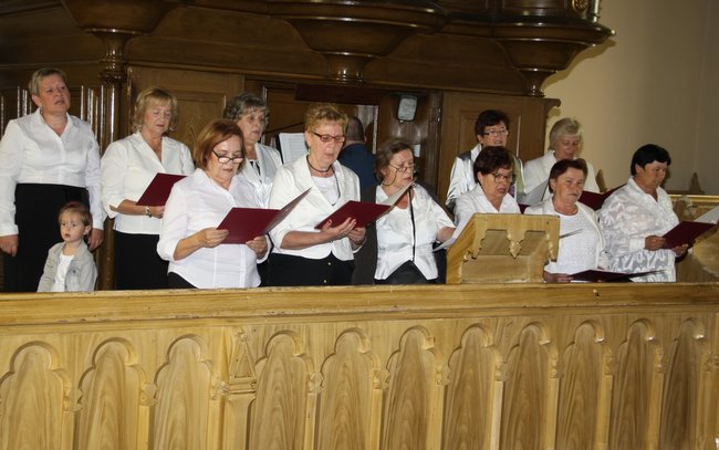 Podczas Mszy św. południowej w kościele parafialnym w Przewornie  zaśpiewał chór pod przewodnictwem Mariusza Michułki. (Zdjęcie wykonane podczas próby tuż przed Mszą św.)