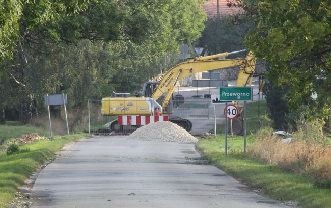 Ruszyła przebudowa fragmentu drogi powiatowej przy wjeździe do Przeworna od strony Strzelina
