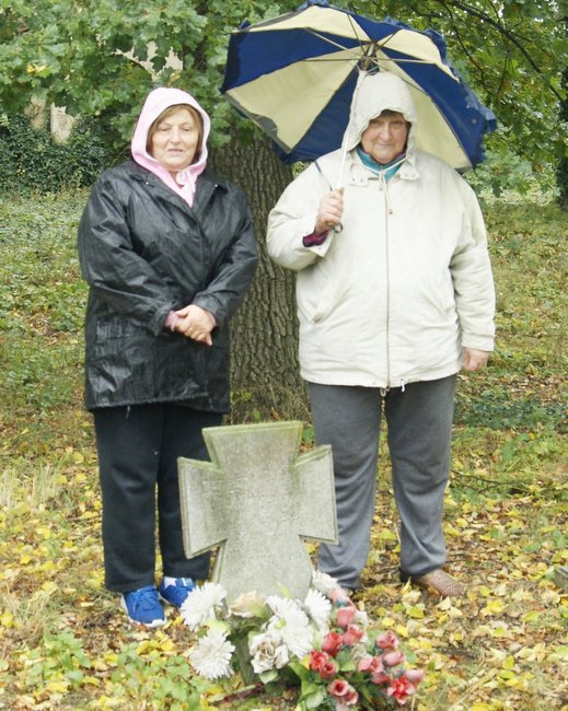 Barbara Chłoń, po lewej, i Bogusława Cymbaluk przy grobie żołnierza niemieckiego