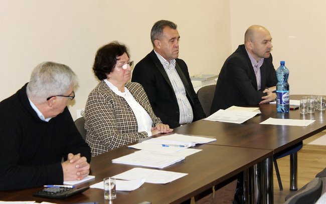 Prezes ZUK w Łagiewnikach Stanisław Baranowski (drugi od prawej) wyjaśnił, że zadłużenie nie pozwalało na funkcjonowanie spółki