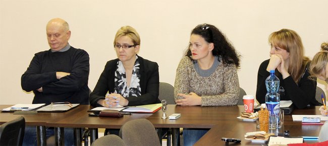 Nad bardzo burzliwą dyskusją próbowała zapanować przewodnicząca Rady Gminy Maria Karakow (druga od lewej)