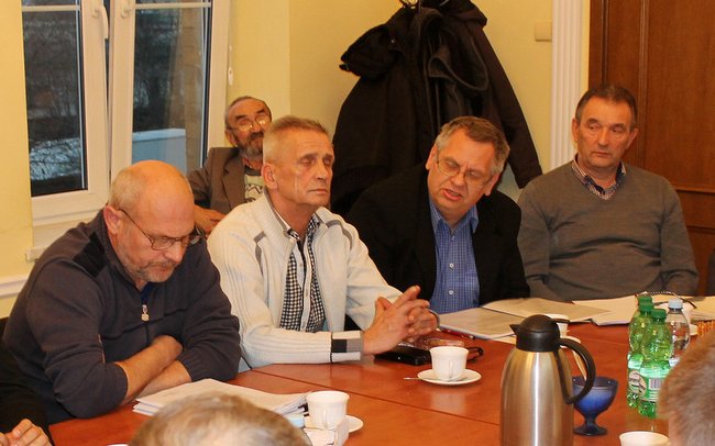 Prezes stowarzyszenia Bogdan Czaja (drugi od prawej) tłumaczył, że wciągu trzech lat nie da się przeprowadzić dużego remontu