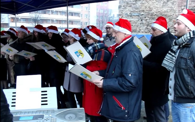 Zadowoleni z pomysłu są szczególnie radni Rady Miejskiej Strzelina, którzy śpiewali dla mieszkańców podczas ostatniego jarmarku bożonarodzeniowego. Foto: archiwum "Słowa"