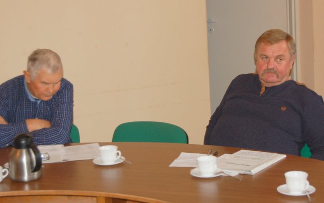 - Sołtys Przeworna Ludwik Hrycak (z prawej) pytał, kiedy zostanie ukończone centrum kulturalno - oświatowe w Przewornie