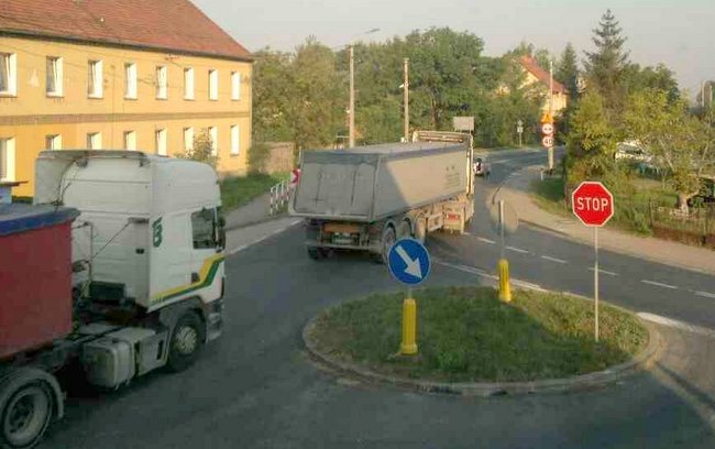 Na zdjęciu przesłanym przez jednego z mieszkańców Karczyna widać wyraźnie, że kierowcy samochodów ciężarowych łamią przepisy, jadąc po lewej stronie wysepki