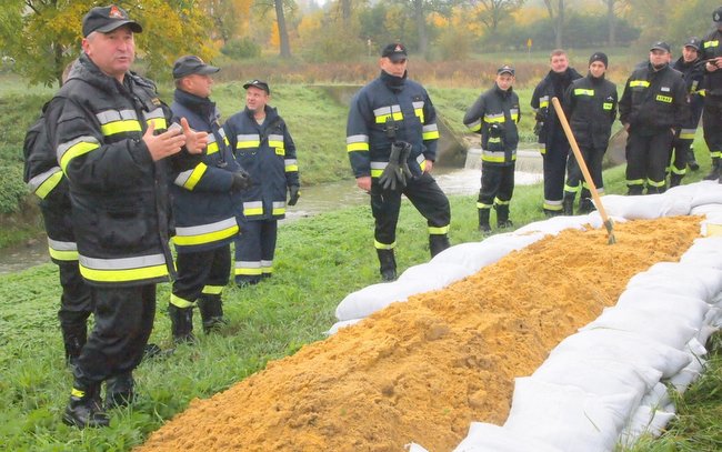 Strażacy uczyli się prawidłowo układać worki z piaskiem