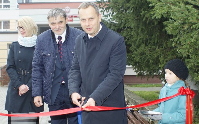Wojewoda dolnośląski Paweł Hreniak (z prawej) i wójt Waldemar Grochowski uroczyście przecięli wstęgę