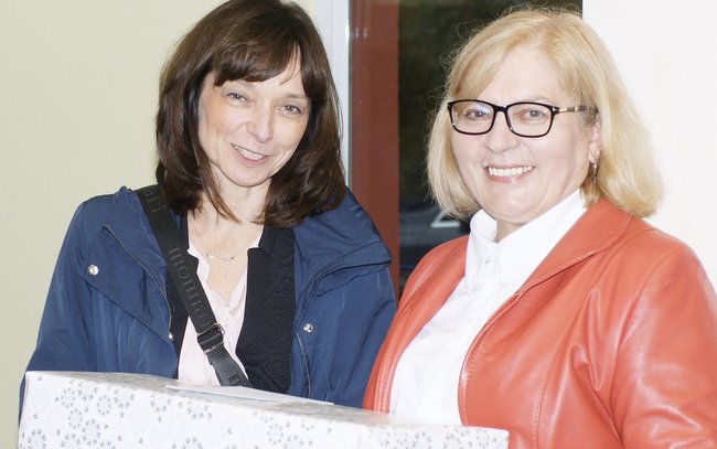 Gabriela Jędrzejczak, dyrektor INCO Borów (z lewej), wręczyła Elżbiecie Sucharskiej upominek