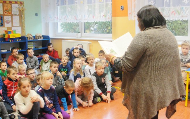 Najmłodsi uczniowie zielenickiej szkoły spotkali się z pisarką Krystyną Śmigielską