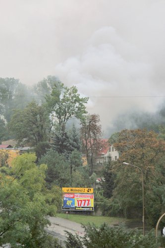 Nie tak dawno z komina w lokalu obok parkingu sklepu „Netto” wydobywały się chmury szarego dymu, widoczne w znacznej części miasta. Foto: Zb.Kazimierowicz