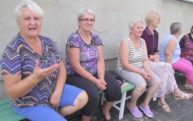Grupa mieszkańców Białobrzezia skarży się na brak połączeń autobusowych. Jedyny kurs został niedawno zawieszony. Na zdjęciu pierwsza z lewej Władysława Ilecka