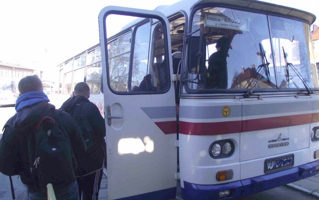  Rodzice z Kazanowa nie rozumieją, dlaczego ich dziecku, które będzie uczęszczało do Gimnazjum nr 2 w Strzelinie, nie przysługuje zwrot kosztów dojazdu autobusem do szkoły (zdj. ilustracyjne)