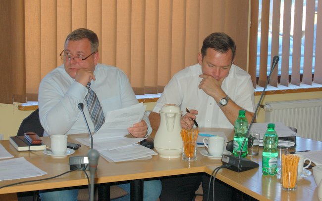  - Nie wiem, czy możemy, z formalnego punktu widzenia, rozpatrywać ten wniosek - mówił Norbert Raba (z lewej) o wniesieniu do porządku obrad projektu uchwały w sprawie budowy drogi w Szczawinie