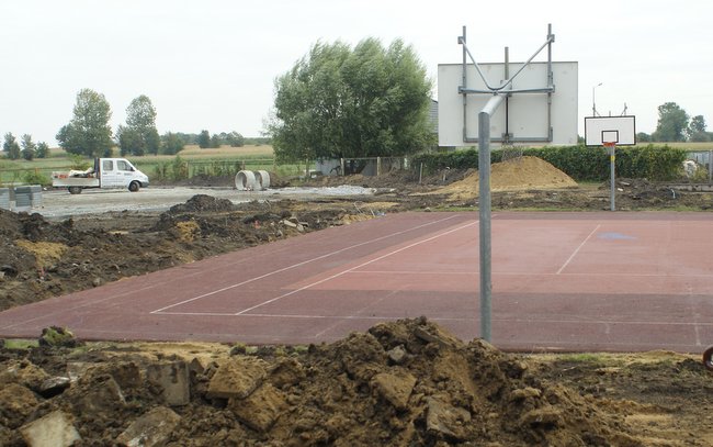 Obecnie trwają prace remontowo-budowlane na boisku przy szkole w Borowie