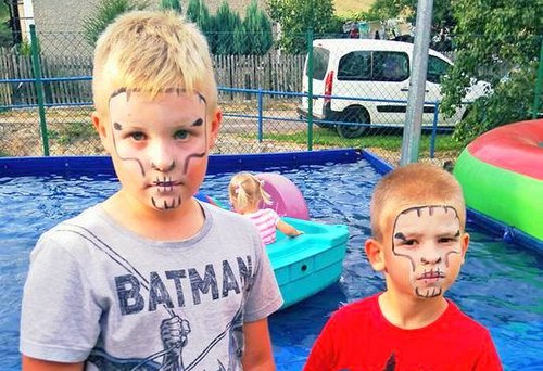 Najmłodsi mieszkańcy Nieszkowic zaraz po malowaniu twarzy