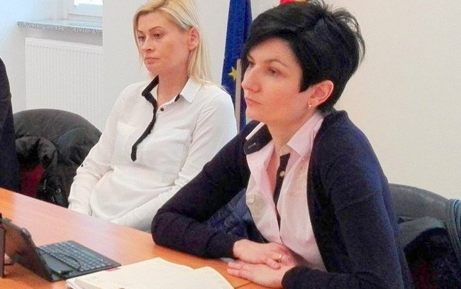 Na komisji omówiono głównie sprawy remontów w szkołach na terenie gminy (na zdjęciu od lewej Sylwia Wiaderek i przewodnicząca komisji Dagmara Nasulicz)
