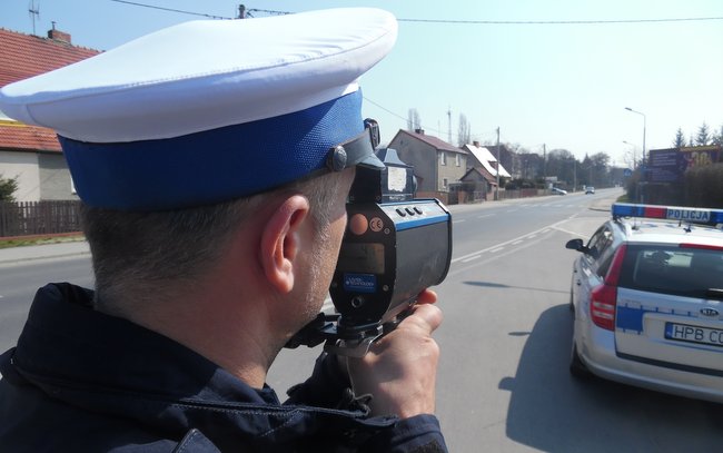 Komenda Powiatowa Policji w Strzelinie przypomina, jakie są kary za przekroczenie dopuszczalnej prędkości