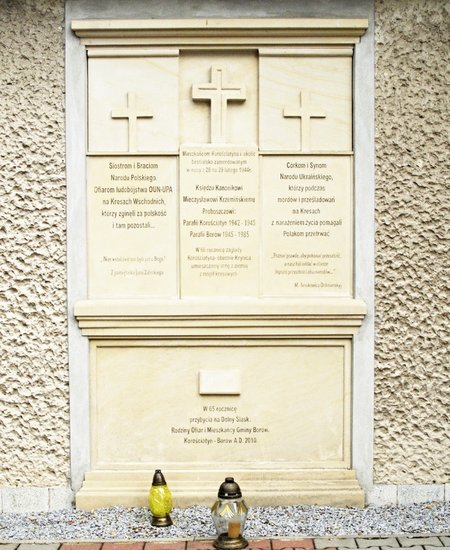 Pod tablicą przy kościele w Borowie znicze palą się zawsze