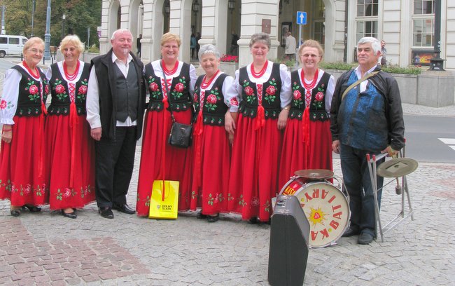 Zespół ,,Złotokłose” z gminy Kondratowice chwilę przed swoim występem w Operze Wrocławskiej
