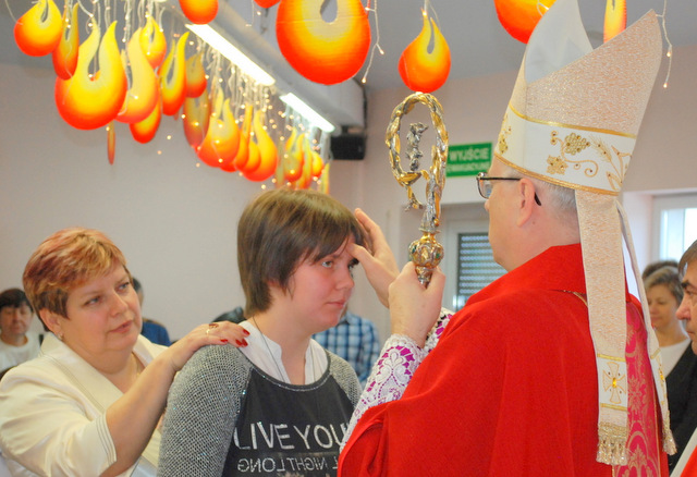 Biskup wrocławski Andrzej Siemieniewski udziela sakramentu bierzmowania