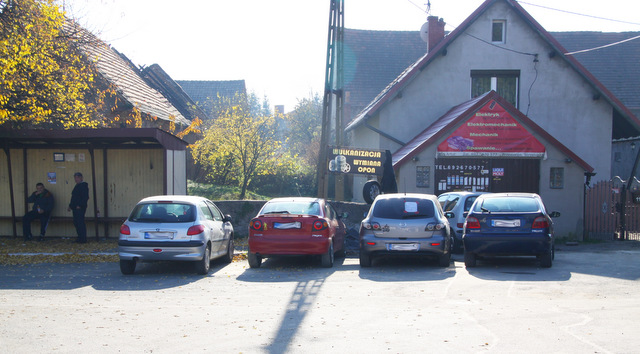 Powiatowy Zarząd Dróg w Strzelinie sprawdzi, czy samochody parkujące przy warsztatach w Przewornie stwarzają niebezpieczeństwo
