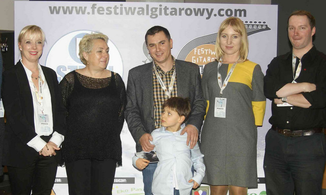 A po koncercie było wspólne zdjęcie z Martyną Jakubowicz (druga z lewej). Stoją obok (od lewej): Małgorzata Witkowska, Bartosz Jurewicz z synem Maciejem, Ewelina Pawnuk i Damian Witkowski