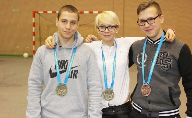 Z zawodów w Przylesiu strzelińscy zawodnicy przywieźli 3 medale. Od lewej: Hubert Raba (złoto), Kamila Hałas (złoto) i Jakub Mucha (brąz)