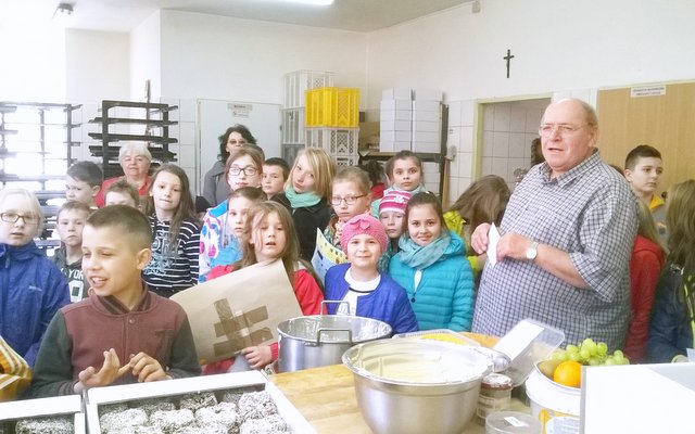 Na zaproszenie państwa Pawletów wszyscy udali się do Piekarni Jędruś, gdzie dzieci mogły zobaczyć proces wypieku chleba