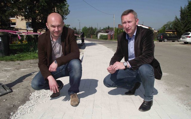 Wójt Kondratowic Wojciech Bochnak i sekretarz gminy Tomasz Gracz pokazują efekty remontu chodnika przy ul. Słowiańskiej w Kondratowicach