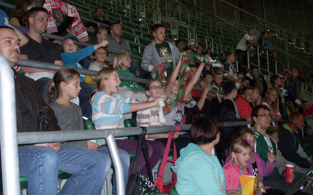 Dzieci z powiatu strzelińskiego na trybunach stadionu WKS-u