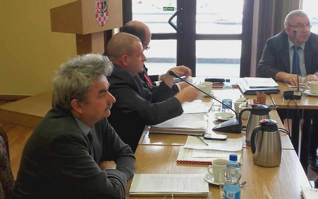 Wiceprzewodniczący Rady Powiatu, Piotr Rozenek (pierwszy z lewej), wystąpił z wnioskiem formalnym o zakończenie dyskusji w temacie zmian w budżecie. Wniosek został zaakceptowany pozytywnie