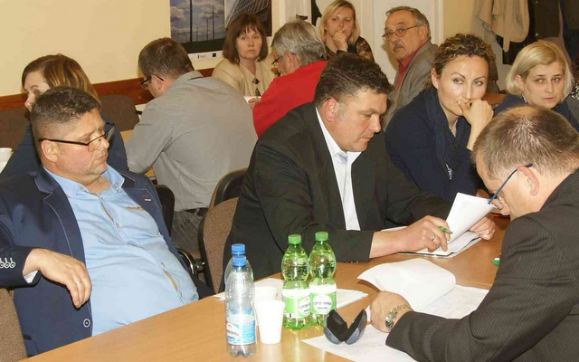 Radni i pracownicy gminnych instytucji na majowej sesji Rady Gminy Borów