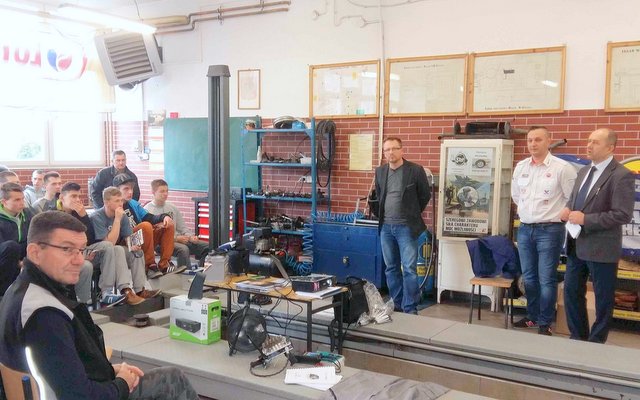 W szkoleniu wzięli udział uczniowie CKZiU i czynni zawodowo mechanicy. Pierwszy z lewej Robert Kozuń, dyrektor szkoły. Foto: CKZiU Strzelin