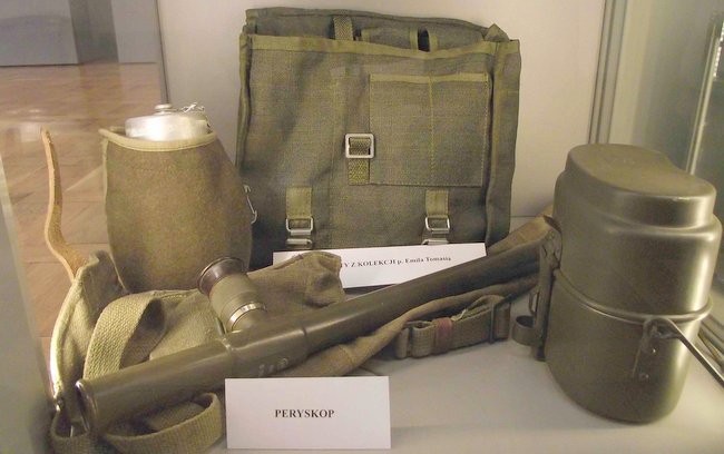 Wystawa zawiera różne przedmioty używane podczas II wojny światowej