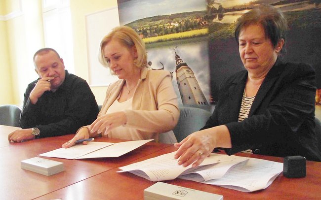 W ubiegłym tygodniu podpisano umowę z firmą na remont zbiornika w Białym Kościele. Na zdjęciu przedstawiciel firmy Piotr Pruchnicki, burmistrz Strzelina Dorota Pawnuk (w środku) i skarbnik Łucja Szczepańska