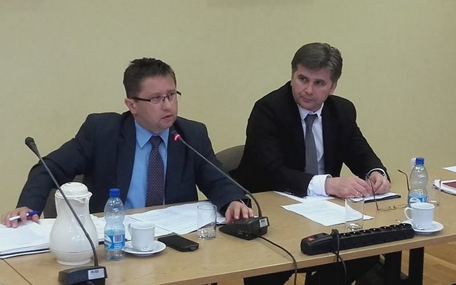 Zdaniem wicestarosty strzelińskiego Aleksandra Ziółkowskiego (z prawej) na najbliższej sesji Rady Powiatu Strzelińskiego nie będzie głosowania nad odwołaniem zarządu powiatu