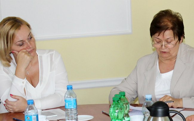 - Obecnie system się nie domyka - powiedziała skarbnik Łucja Szczepańska z UMiG (z prawej). - Póki co, system się domyka przy założeniu, że wszyscy płacą - stwierdziła burmistrz Dorota Pawnuk (z lewej)