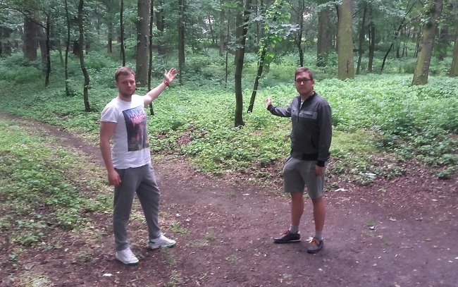 Michał Ostrowski (z lewej) i Damian Serwicki wnioskują o budowę parku linowego w Strzelinie