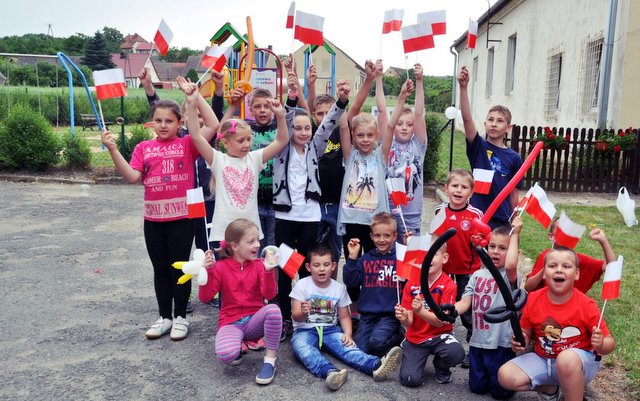 W Krzywinie dzieci będą dopingować reprezentację Polski z chorągiewkami w rękach. Generalną próbę odbyły wczoraj podczas zabawy przy świetlicy wiejskiej