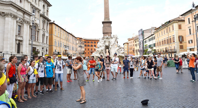 Spontaniczny występ chórzystów na Piazza Navona w Rzymie