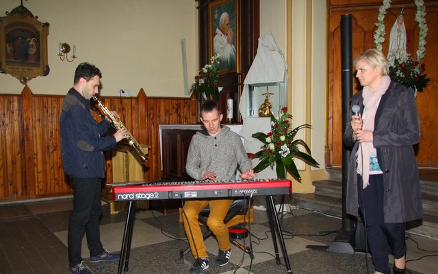 Maria Bober z saksofonistą Grzegorzem Pęcakiem i pianistą Piotrem Niedojadło podczas próby w kościele parafialnym w Przewornie 