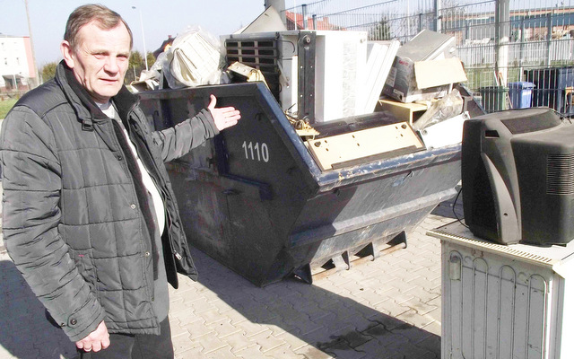 Ryszard Piestrak, wiceprezes firmy KOMUS, pokazuje kontener z elekronicznymi odpadami, które mieszkańcy przywożą do Punktu Selektywnej Zbiórki Opadów Komunalnych