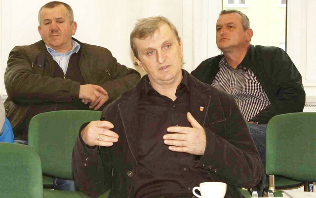 Radny Arciński, w środku, zadawał pytania burmistrzowi. Po prawej Czesław Maraj, po lewej Jan Dobrzycki