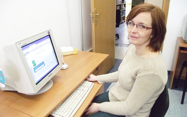 Monika Tuła, pracownik strzelińskiej biblioteki pedagogicznej, tłumaczy zasady działania wirtualnej czytelni IBUK