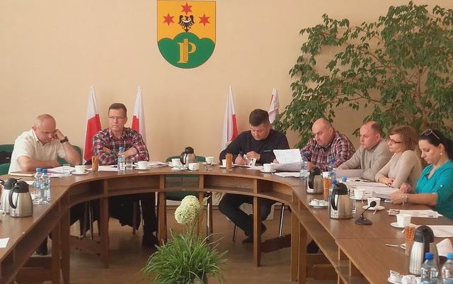 - Radny Damian Długosz (z lewej) stwierdził, że są w gminie sołectwa, gdzie kontakt między mieszkańcami a sołtysem jest utrudniony
