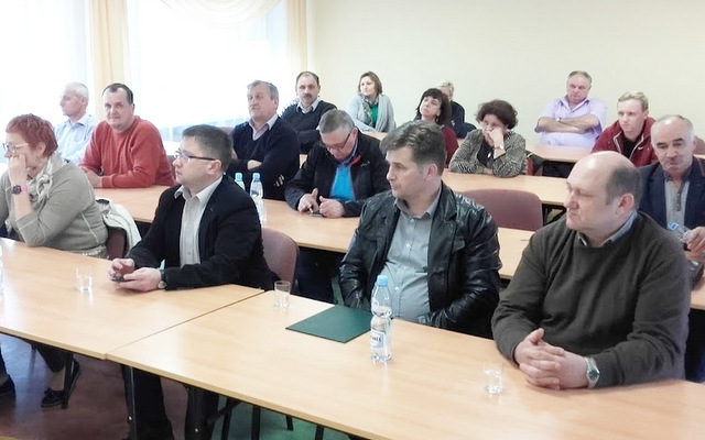 Grono nauczycielskie szkoły z Ludowa Polskiego i radni powiatowi podczas spotkania zorganizowanego przez dyrekcję szkoły