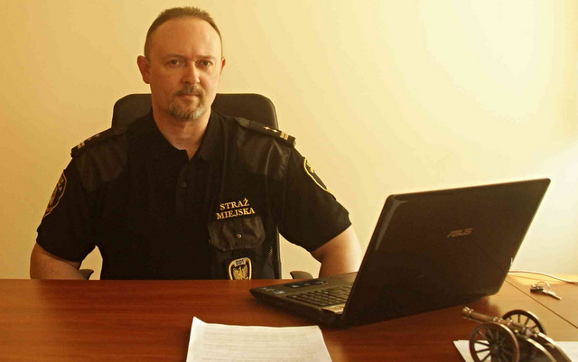 Pomysłodawcą stworzenia fanpejdżu strzelińskiej straży miejskiej jest komendant Robert Harhala