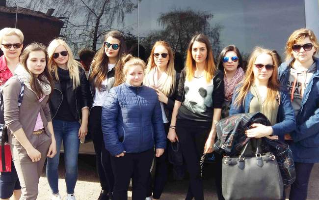 Wyjeżdżających do Lipska uczniów pożegnała dyrektor szkoły w Ludowie Polskim Anna Banaś