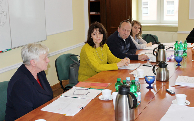 Kierownik GOPS w Strzelinie Władysława Maturlak (z lewej) odpowiadała na pytania radnych