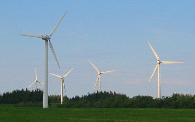Obecny rząd planuje wprowadzić ustawę o zwiększeniu odległości pomiędzy wiatrakami, a zabudowaniami (fot. wiki)